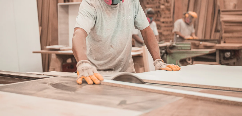 Realizando cortes en un taller